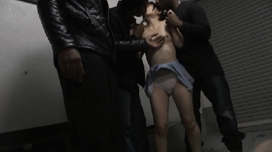 【※胸糞注意※】黒人が日本人の女児をレイプする一部始終を撮影した動画、、笑えない。（GIFあり）・13枚目