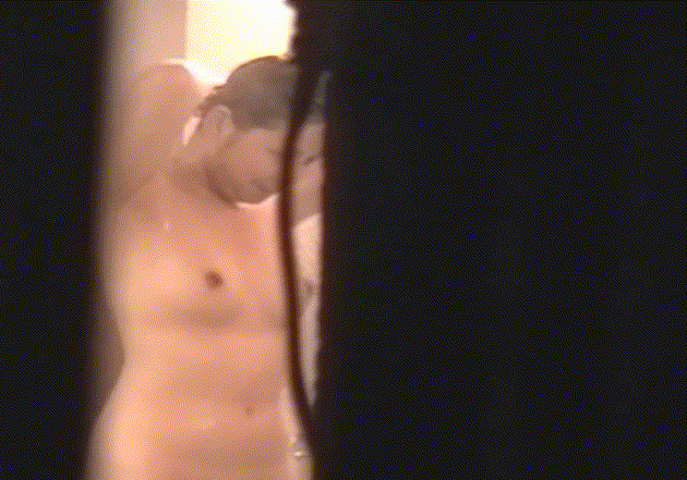 【緊張感パネェ】女盗撮師が台頭するはるか昔、盗撮職人達が命を削って撮った風呂場盗撮GIF貼ってくお！(GIF25枚)・23枚目