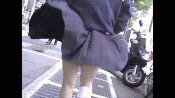 【パンチラ盗撮】スマホを女の子のスカートに突っ込んで盗撮してる蛮勇エロ“逆さ撮り盗撮”のエロGIFまとめ・87枚目