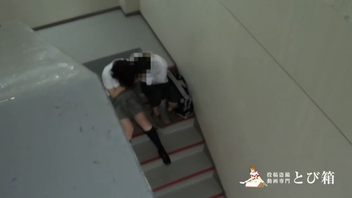 【カップル盗撮】高校生カップルさん、ハメる場所がなく学校の非常階段でイチャラブセックスするも晒されて人生終了・・・・・2枚目