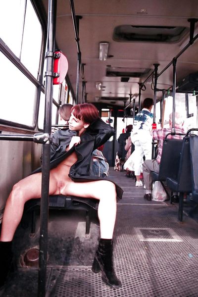 【バス露出】公共のバスの中ではっちゃけてしまう海外の露出好きまんさんｗｗｗｗｗｗｗ・33枚目