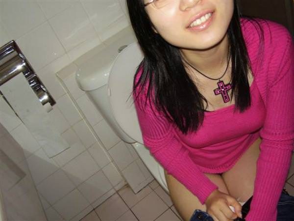 【おふざけカップル】彼氏がふざけてホテルで彼女を撮った“トイレ写真”、なんかエロいｗｗｗｗｗｗ・8枚目