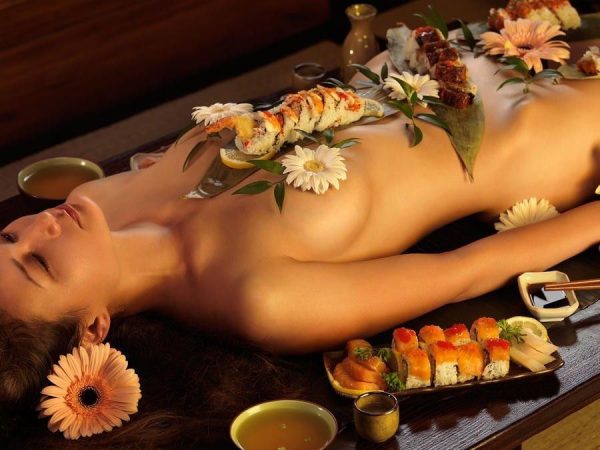 【伝統文化】日本の伝統的おもてなし“女体盛り”、ついに海外でも流行り始める・・・・・9枚目