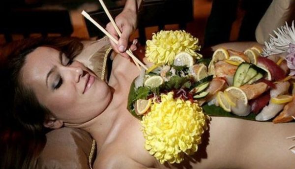 【伝統文化】日本の伝統的おもてなし“女体盛り”、ついに海外でも流行り始める・・・・・22枚目