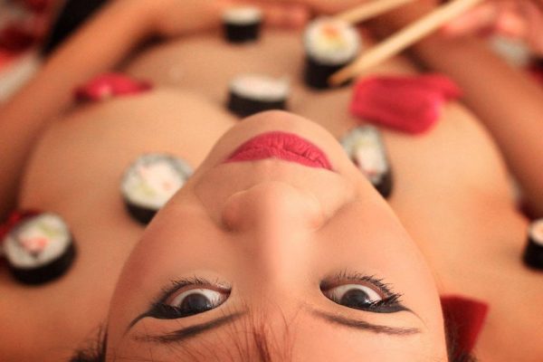 【伝統文化】日本の伝統的おもてなし“女体盛り”、ついに海外でも流行り始める・・・・・23枚目