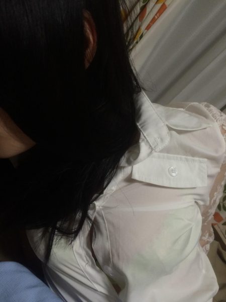 【透けブラ】白いシャツからブラジャーが透けちゃってる盗撮不可避なエロ画像・20枚目