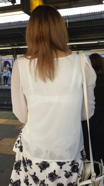 【透けブラ】白いシャツからブラジャーが透けちゃってる盗撮不可避なエロ画像・28枚目