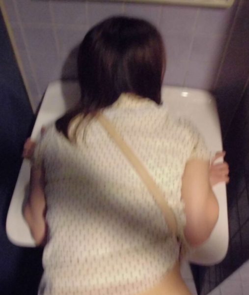 【エロ画像】障がい者用トイレに籠もってセックスする迷惑カップル、マジで晒されろよｗｗｗｗｗｗ・17枚目