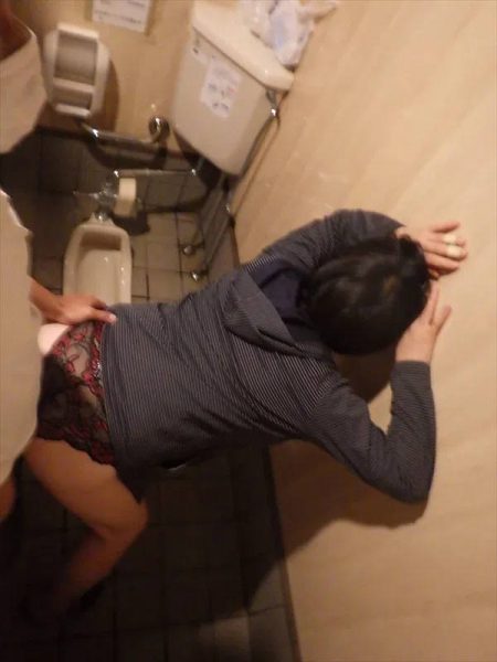 【エロ画像】障がい者用トイレに籠もってセックスする迷惑カップル、マジで晒されろよｗｗｗｗｗｗ・24枚目