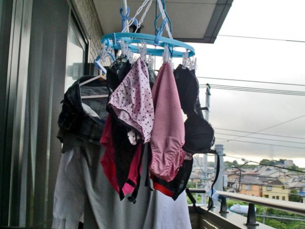 【ゴクリ・・・】一階ベランダだともはやトラップにしか見えない“女の子洗濯物”のエロ画像ｗｗｗｗｗｗｗｗ・5枚目