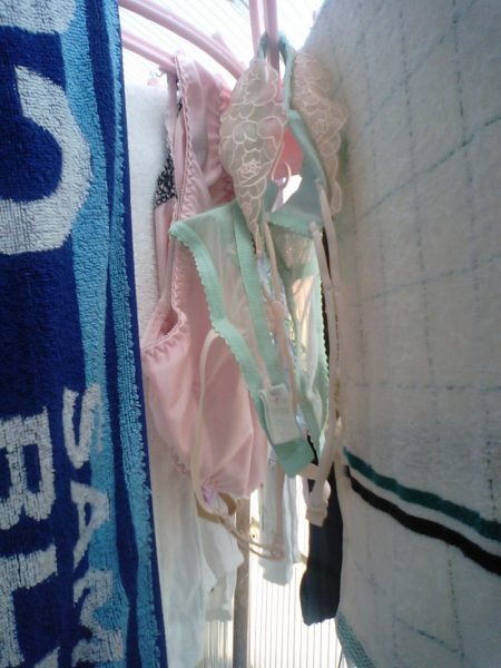 【ゴクリ・・・】一階ベランダだともはやトラップにしか見えない“女の子洗濯物”のエロ画像ｗｗｗｗｗｗｗｗ・16枚目